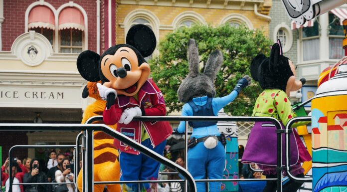 1,500 Kids of Fallen Soldiers Got a Free Trip to Disneyland, Thanks to This Legend