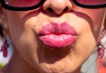 11 Surprising Reactions to a Kiss from a Stranger, Captured on Camera