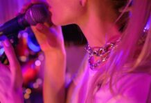 Superstar Hands Mic to Little Girl—Her Stunning Voice Leaves Everyone Speechless