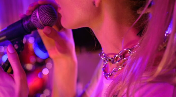 Superstar Hands Mic to Little Girl—Her Stunning Voice Leaves Everyone Speechless