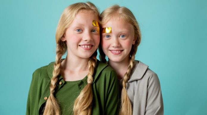 Think Like a Genius: Can You Find All 5 Hidden Differences?