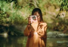 A Woman Thinks She’s Captured a Happy Bird, Realizes the Truth Isn’t What It Seems