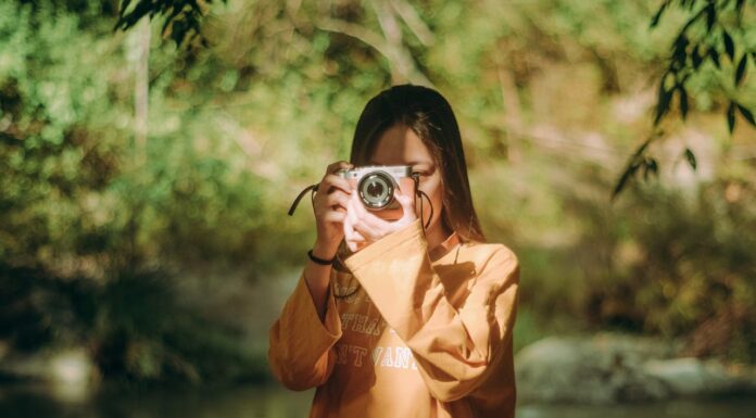 A Woman Thinks She’s Captured a Happy Bird, Realizes the Truth Isn’t What It Seems