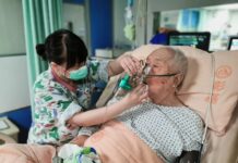 92-Year-Old Man’s Dying Wish to Hold His Wife’s Hand Will Melt Your Heart
