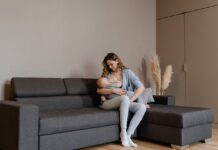 A Mother’s Brilliant Response to Public Breastfeeding Shame Sparks Laughter and Applause