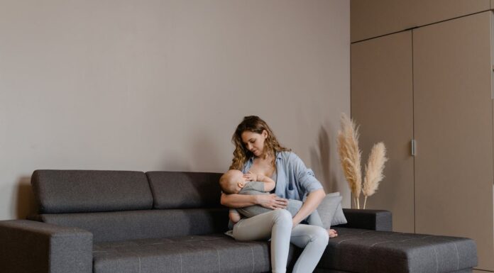 A Mother’s Brilliant Response to Public Breastfeeding Shame Sparks Laughter and Applause