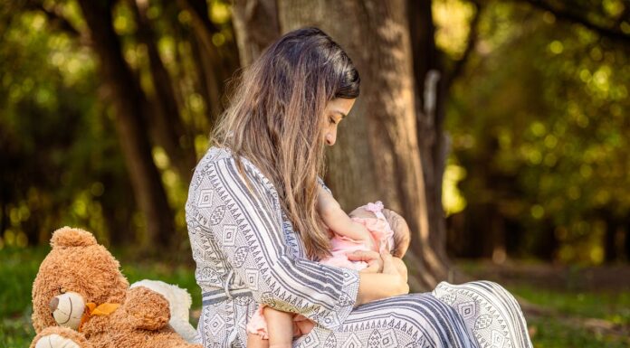 Why This Mom’s Public Breastfeeding Photo Sparked Outrage – and Her Powerful Answer