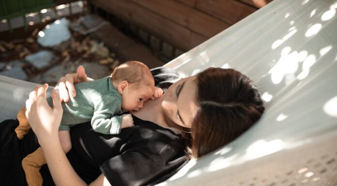 8 Celebrity Moms Who Chose to Nurse Longer – The Beautiful Bond of Breastfeeding