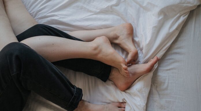 Passenger Left Speechless After Couple’s Shocking Behavior on Plane