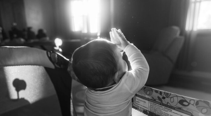A Baby’s Simple Act of Worship Is Winning Hearts Worldwide — See Why