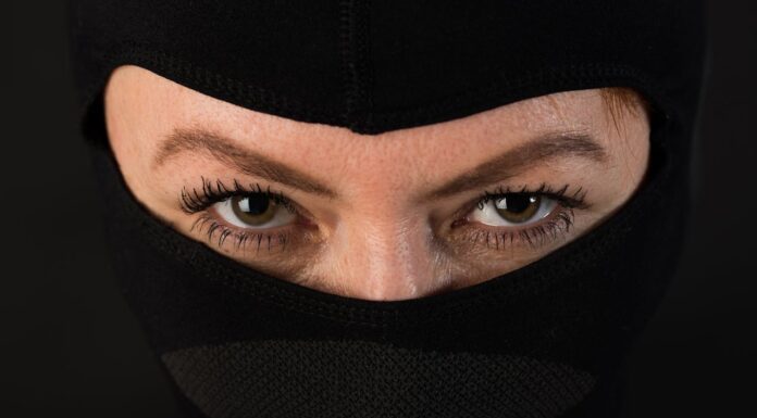 “Who Do You Think You Are?” Man Battles Four Car Thieves in Driveway