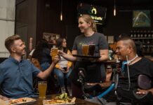 This Oktoberfest Waitress Just Carried 13 Beers Like It’s Nothing!