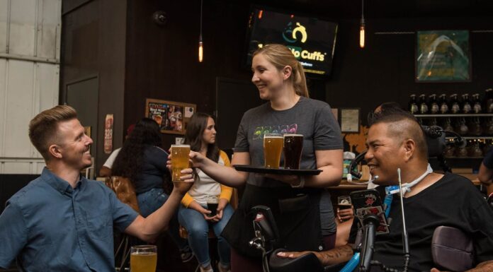 This Oktoberfest Waitress Just Carried 13 Beers Like It’s Nothing!
