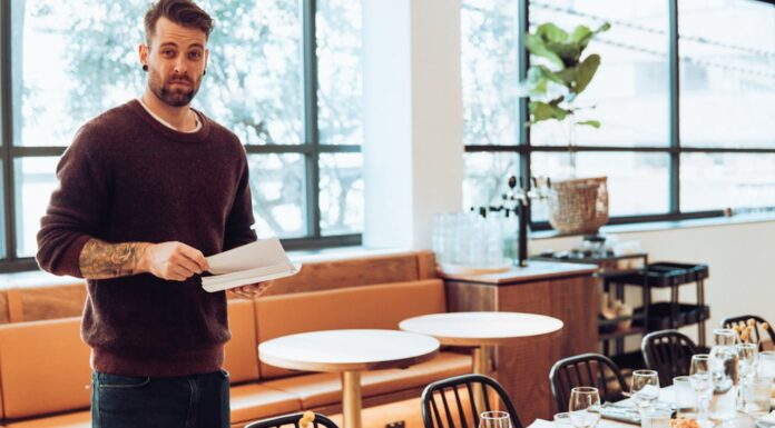 The Waiter Asked a Strange Question—Then Grandpa Realized Who He Was