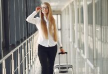 Stranger Overhears Teacher’s Story on Flight and Sparks a Heartwarming Reaction