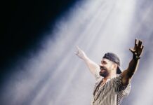 Singer Secretly Pays for Seniors’ Meal, Ends Up Healing Two Hearts