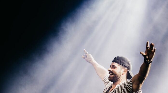 Singer Secretly Pays for Seniors’ Meal, Ends Up Healing Two Hearts