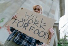 She Gave Her Leftovers to a Homeless Woman, but Something Didn’t Feel Right…