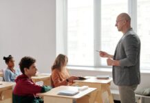 How One Dad’s Kindness Taught a Teacher and His Daughter a Valuable Lesson