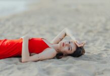 This Model’s Beach Photoshoot Was Interrupted, and It’s the Best Thing You’ll See Today