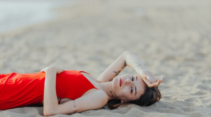 This Model’s Beach Photoshoot Was Interrupted, and It’s the Best Thing You’ll See Today