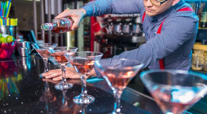 Would You Spot This Bartender’s Clever Trick to Protect His Customers?