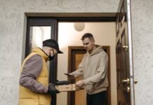 Delivery Driver Demands Tip Before Handing Over Pizza – Was the Customer’s Reaction Fair?