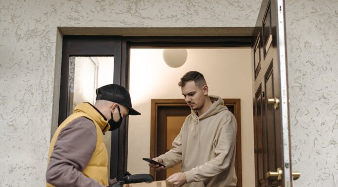 Delivery Driver Demands Tip Before Handing Over Pizza – Was the Customer’s Reaction Fair?