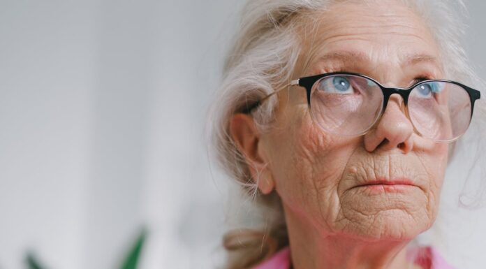 Abandoned Elderly Woman Stranded at Hospital—Until a Soldier Steps In