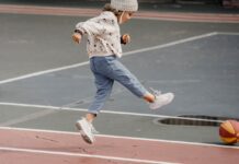 This Girl Looks Like She’s Sinking Into the Ground—Can You Spot the Trick?