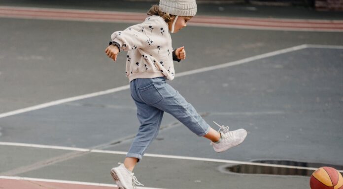 This Girl Looks Like She’s Sinking Into the Ground—Can You Spot the Trick?