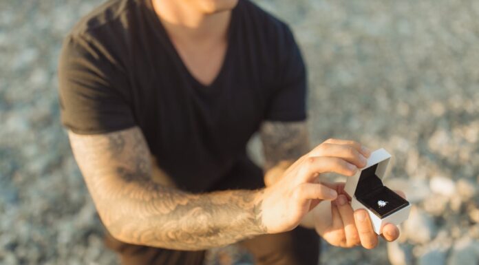 The Proposal Was Perfect… Until She Saw That Message on His Phone