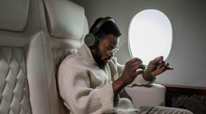 “Is He About to Give Birth?”—Extreme ‘Manspreading’ on a Flight Sparks Online Debate