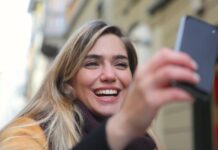 Mom’s Hilarious Proposal Fail: Accidentally Films Herself Instead of the Couple!