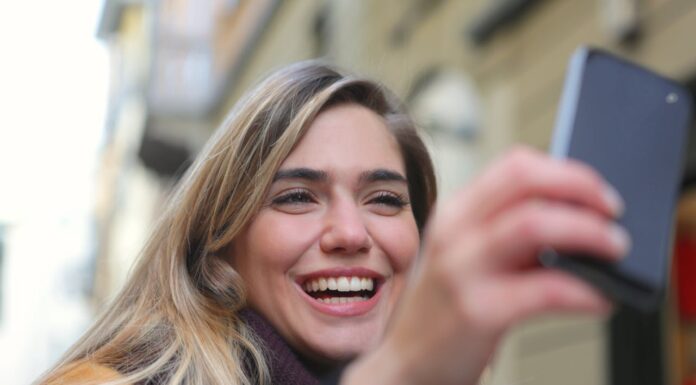 Mom’s Hilarious Proposal Fail: Accidentally Films Herself Instead of the Couple!