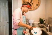 Husband’s Three-Word Note About Dirty Dishes Sparks a Heated Debate