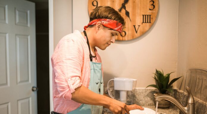 Husband’s Three-Word Note About Dirty Dishes Sparks a Heated Debate