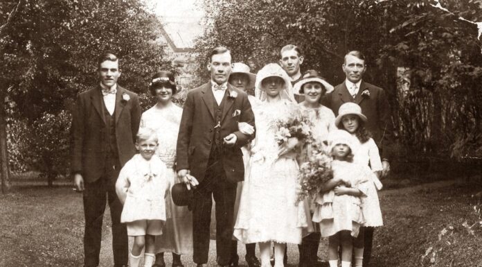 A Cell Phone in 1938? Conspiracy Theorists Say Yes, Experts Say No